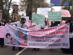 Ratusan Tekon Demo Di Kantor DPRD Kotim.