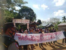 Ratusan Warga Tumbang Sangai Minta Kadesnya Mundur ???