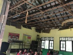 Bangunan Sekolah Tak Layak, Siswa di SDN 2 Ramban Belajar Beralaskan Tanah