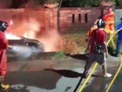 Sempat Terkunci Dua Orang Berhasil Selamat Dari Dalam Mobil Yang Terbakar