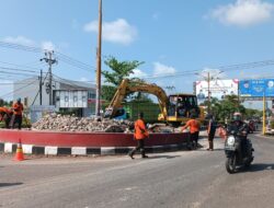 Demi Kelancaran Lalu Lintas, Pemkab Kotim Bongkar Bundaran Tidar
