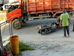 Menabrak Dum Truk, Kepala Pemotor Pecah Terlindas