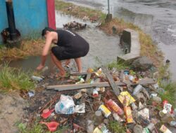 Warga Geram, Sampah Berserakan di Area Sekolah