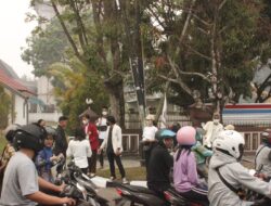 Kabut Asap Kian Pekat, KMHDI Kalteng Bagikan 1000 Masker Gratis