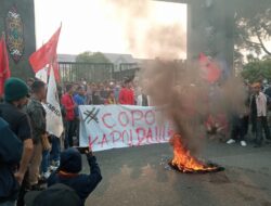 Demonstran Bakar Ban Didepan Pintu Masuk Polda Kalteng, Gerakan Sangkal Desak Kapolda Kalteng Dicopot