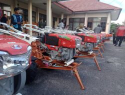 Ketua Komisi 4 DPR-RI Serahkan Mesin Alsintan Kepada Petani Kotim