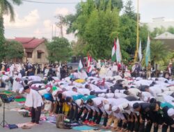 Massa Aksi Bela Palestina Sambut Ashar dengan Salat Berjamaah di Bundaran Polres Kotim