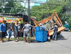 Truk Bermuatan Material Bangunan Ambles di Perempatan Jalan, Akibatnya Ganggu Lalu Lintas