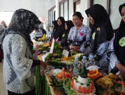 Meriahnya HUT PGRI dan HGN di Kecamatan MB Ketapang, Diisi dengan Upacara Bendera hingga Menghias Nasi Tumpeng