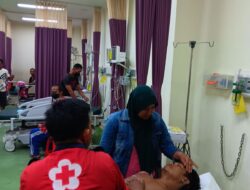 Akibat Jalan Licin, Pengendara Motor Jatuh Lalu Tertabrak Truk