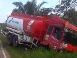 Avanza Adu Banteng dengan Truk Tangki Pertamina, Satu Tewas
