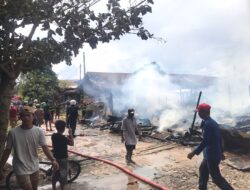Sekitar Satu Jam, Petugas Pemadam dan Kepolisian Padamkan Kebakaran Hebat di Sampit