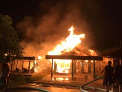 Dua Unit Rumah Semi Permanen Berkobar Dilalap Api di Jalan Ir H. Juanda