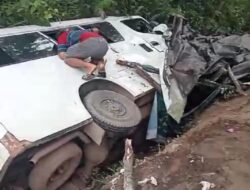 DUBRAK! Warung Bakso Warga di KM 30 Diduga Ditabrak Bus Sekolah Milik PT Agro Bukit