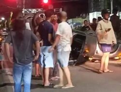Sebuah Mobil Tabrak Pembatas Jalan dan Terbalik di Jalan HM Arsyad