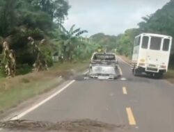 Diduga Korslet, Mobil Bak Terbuka Hangus Terbakar di Jalan Sudirman Km 27
