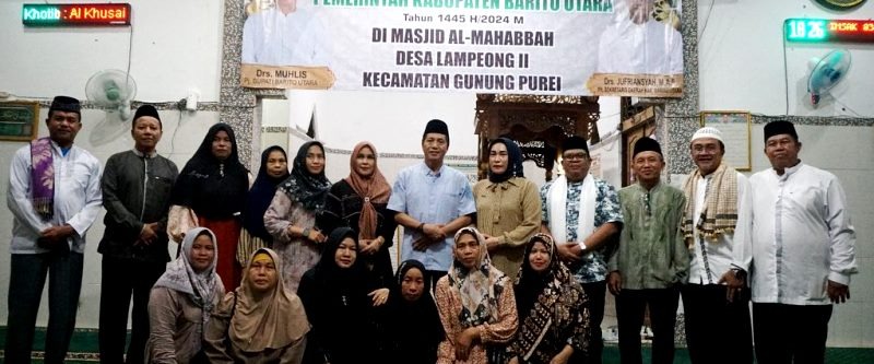 SAFARI RAMADHAN DI DESA LAMPEONG II-Pj Bupati Barito Utara Drs Muhlis didampingi Pj Ketua TP PKK Marsiana Muhlis, asisten sekda, Camat Gunung Purei dan kepala perangkat daerah serta pengurus masjid foto bersama usai kegiatan, di Masjid Al Mahabbah Desa Lampeong II, Kamis (21/3/2024).