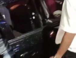 Sebuah Minibus Hantam Trotoar Jalan di Terowongan Nur Mentaya