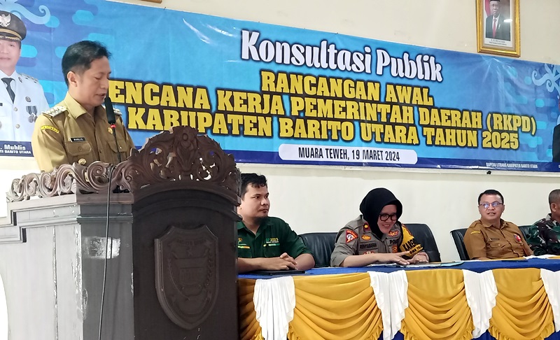 PEMBUKAAN KONSULTASI PUBLIK-Pj Bupati Barito Utara Drs Muhlis membuka secara resmi kegiatan Forum Konsultasi Publik (FKP) dalam rangka pembahasan Rencangan Awal (Ranwal) Rencana Kerja Pemerintah Daerah (RKPD) Kabupaten Barito Utara tahun 2025, di aula BappedaLitbang Muara Teweh, Selasa (19/3/2024).