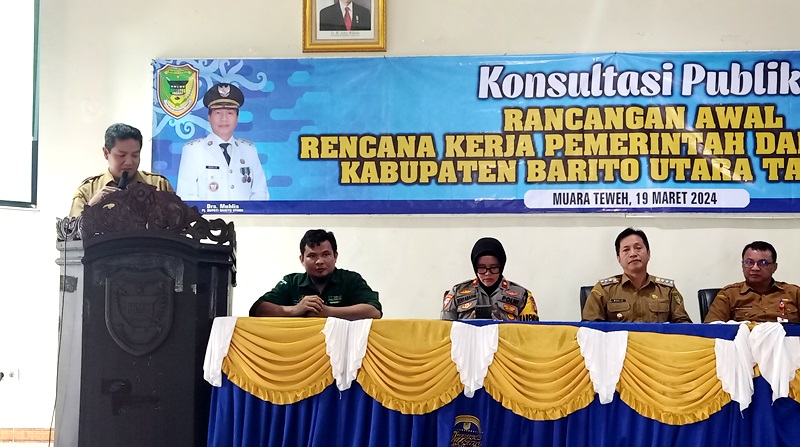 KONSULTASI PUBLIK RANWAL-Sekretaris BappedaLitbang Barito Utara Heri Gunawan menyampaikan laporan pada kegiatan pada Forum Konsultasi Publik dalam rangka pembahasan Rencangan Awal RKPD Kabupaten Barito Utara tahun 2025, di aula BappedaLitbang Muara Teweh, Selasa (19/3/2024).