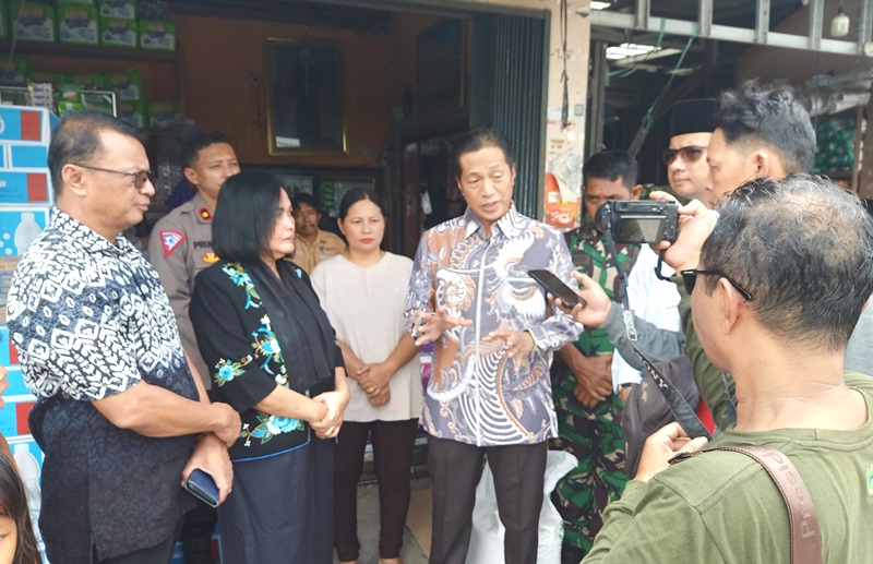 Tampak Pj Bupati Muhlis saat diwawancarai media disalah satu toko bahan pokok di Dermaga Muara Teweh, Minggu (31/3/2024).