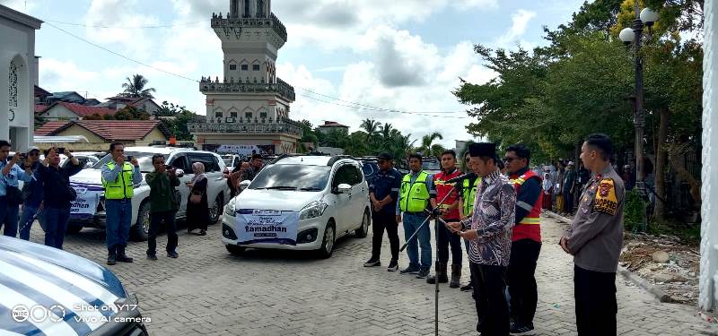 LEPAS WISATA BELANJA RAMADHAN-Pj Bupati Barito Utara Drs Muhlis didampingi Waka Polres Barito Utara, manajemen PT SMM dan PT PAMA saat melepas wisata belanja ramadhan tahun 2024 di halaman Masjid Raya Siratal Mustaqim, Minggu (31/3/2024).