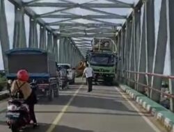 Akibat Truk Angkut Alat Berat, Sempat Terjadi Kemacetan di Jembatan Mentaya