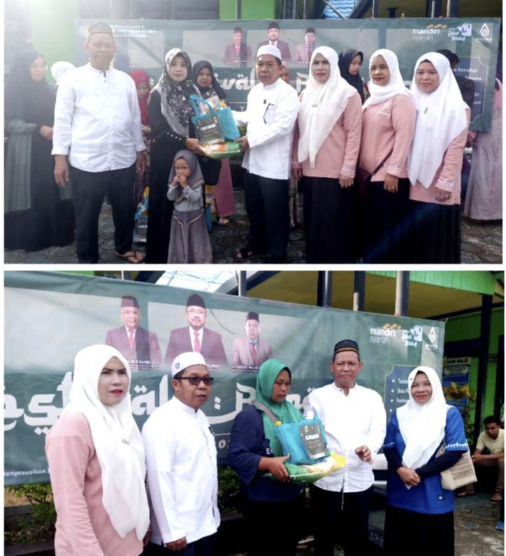 SERAHKAN PAKET FESTIVAL RAMADHAN-Kepala Kantor Kementerian Agama Barito Utara H Abdul Majid Rahimi menyerahkan paket festival ramadhan secara simbolis kepada perwakilan warga yang berhak menerimanya, di halaman Kantor Kemenag Barito Utara, Jumat (22/3/2024).