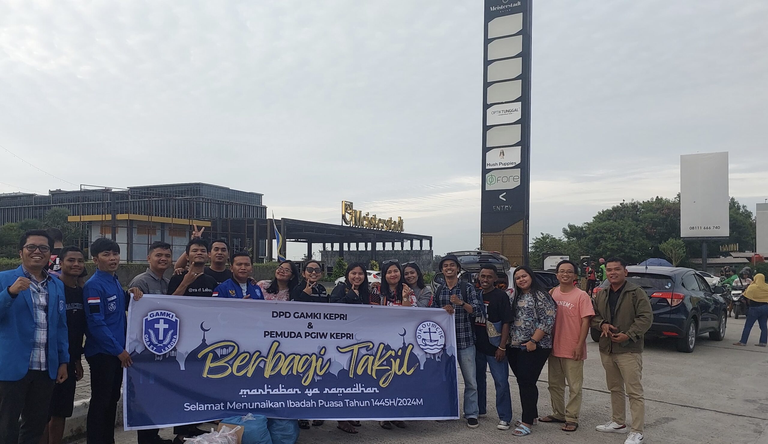 Aktivis GAMKI Kepulauan Riau dan Pemuda Gereja saat berbagi takjil.