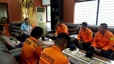 TERIMA KUNJUNGAN BASARNAS-Pj Bupati Muhlis didampingi Kalak BPBD Barito Utara, Simamora Turahman dan Kabid Logistik dan Kedaruratan Rizali Hadi menerima kunjungan Kepala Basarnas Palangkaraya Anak Agung Ketut Alit Supartana di ruang kerja Pj Bupati, Jumat (22/3/2024).