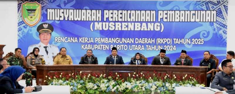HADIRI MUSRENBANG RKPD-Pj Bupati Drs Muhlis, didampingi Pj Sekda Jufriansyah, Ketua DPRD Barito Utara Hj Mery Rukaini, unsur FKPD, Kepala PA, dan Kepala PN Muara Teweh serta dan pejabat lainnya saat menghadiri pembukaan Musrenbang RKPD Kabupaten Barito Utara