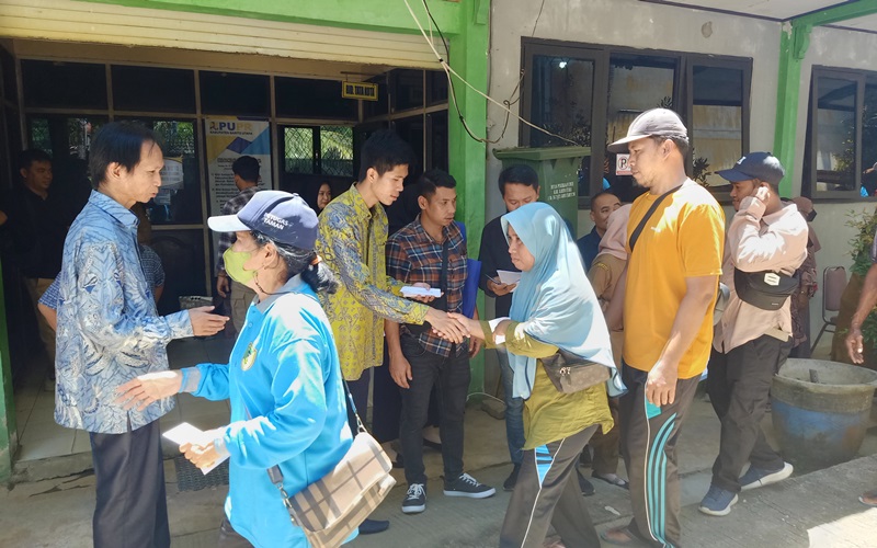 SERAHKAN BINGKISAN-Sekdis PUPR Barito Utara Roosmadianoor didampingi Kabid Tata Kota, Zero dan Komisaris Utama Mitra Barito Ahmad Gunadi menyerahkan bingkisan dan zakat dari keluarga besar H Nadalsyah kepada para para staf, pengawas taman dan penerangan jalan umum (PJU), koordinator dan petugas taman serta petugas PJU, di depan Bidang Tata Kota Dinas PUPR setempat, Selasa (2/4/2024).