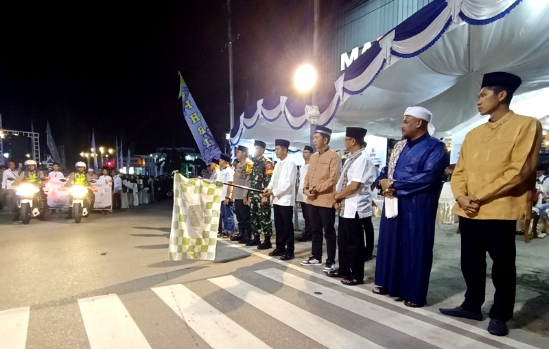 LEPAS PAWAI MOBIL HIAS SAMBUT IDUL FITRI 1445 HIJRIAH-Pj Bupati Barito Utara Drs Muhlis didampingi, unsur FKPF, Pj Sekda, H Nadalsyah dan undangan lainnya saat melepas pawai takbir dalam rangka menyambut hari Raya Idul Fitri 1445 Hijriah tahun 2024 di Bundaran Air Mancur Muara Teweh, Selasa (9/4/2024) malam.