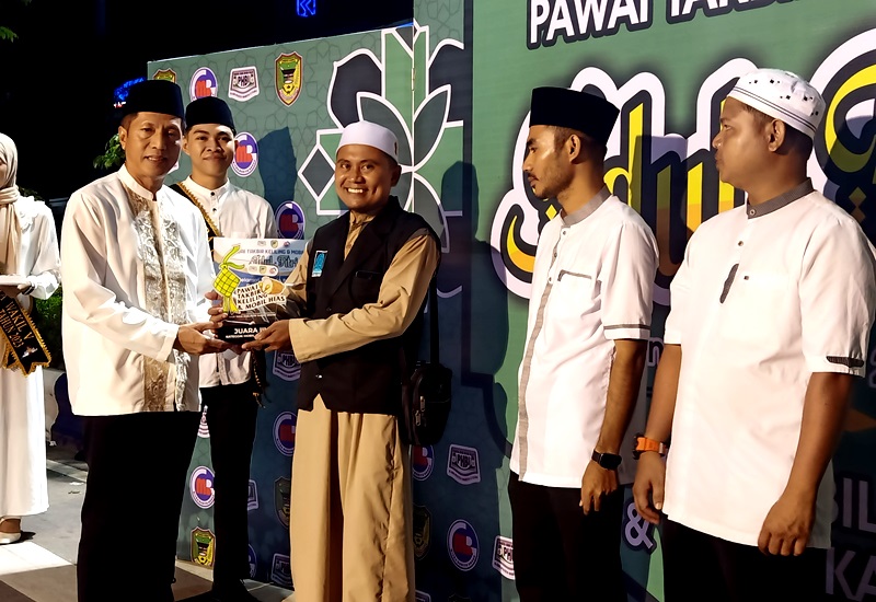SERAHKAN JUARA MOBIL HIAS-Pj Bupati Barito Utara Drs Muhlis menyerahkan piagam dan hadiah kepada juara mobil hias dalam rangka lomba mobil hias sambut Hari Raya Idul Fitri 1445 Hijriah tahun 2024, Selasa (9/4/2024) malam.