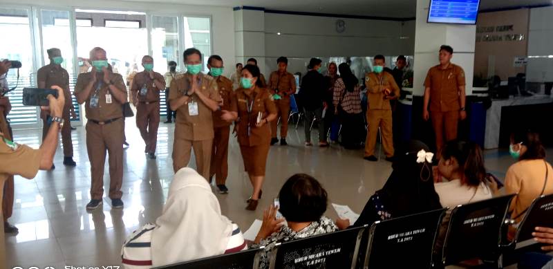 PJ BUPATI SIDAK DI RSUD - Tampak gambar Pj Bupati bersama Direktur RSUD Muara Teweh saat menyapa kepada pasien yang akan berobat di RSUD Muara Teweh, Selasa (16/4/2024).