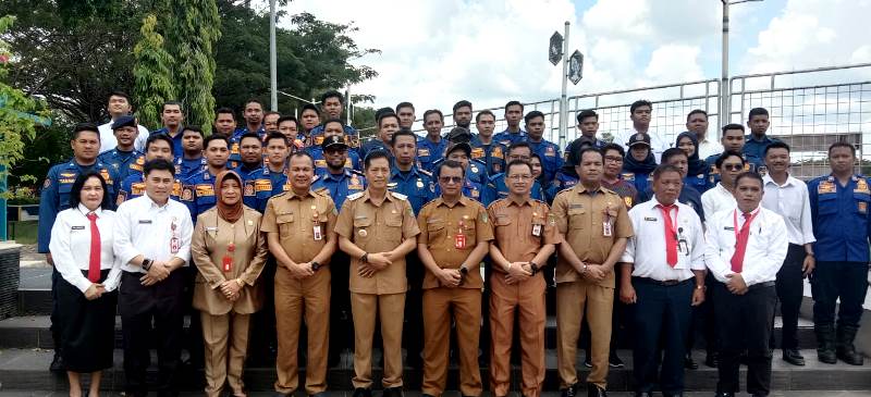 FOTO BERSAMA PETUGAS DAMKAR-Pj Bupati Muhlis bersama Pj Sekda Jufriansyah dan pejabat lainnya foto bersama petugas Dinas Damkar dan Keselamatan Kabupaten Barito Utara usai memberikan arahan, Selasa (16/4/2024).