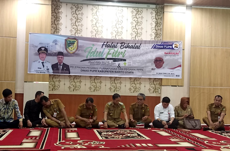 DINAS PUPR HALAL BI HALAL-Dinas PUPR Barito Utara menggelar acara halal bi halal bersama Pj Bupati Muhlis dan pejabat lingkup Pemkab setempat, di aula Dinas PUPR, Selasa (16/4/2024).