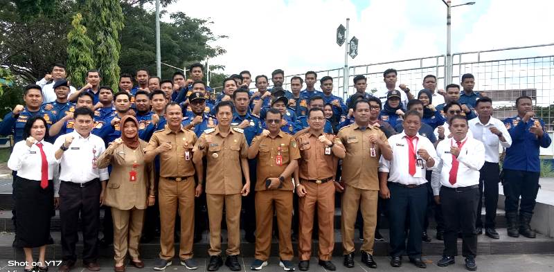 BERSAMA PETUGAS DAMKAR-Pj Bupati Barito Utara Drs Muhlis didampingi Pj Sekda Jufriansyah, staf ahli, asisten sekda dan kepala perangkat daerah foto bersama petugas Dinas Damkar dan Penyelematan, usai sidak, Selasa (16/4/2024).