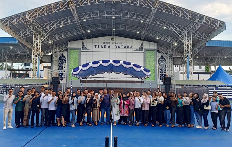 BERSAMA FINALIS DUTA WISATA-Kepala Dinas Budparpora Kabupaten Barito Utara Hj Annisa Cahyawati didampingi Sekdis Budparpora foto bersama para finalis Duta Wisata tahun 2024 usai memberikan arahan sebelum tampil di arena Tiara Batara, Kamis (18/4/2024) petang.