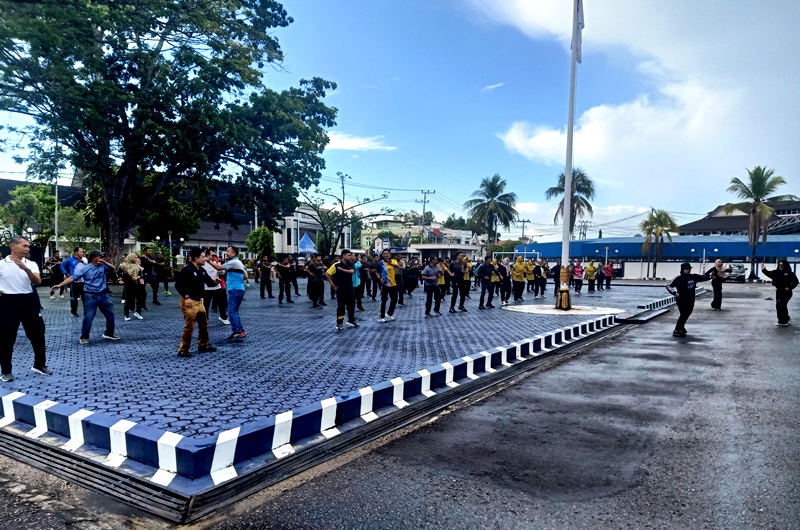 SENAM BERSAMA-Pj Bupati Muhlis bersama Pj Sekda Jufriansyah, Dandim Letkol Inf Agussalim Tuo, Ketua TP PKK, Ketua DWP serta Ketua Persit Candra Kirana dan pejabat lainnya saat senam bersama dihalaman kantor bupati, Jumat (19/4/2024).