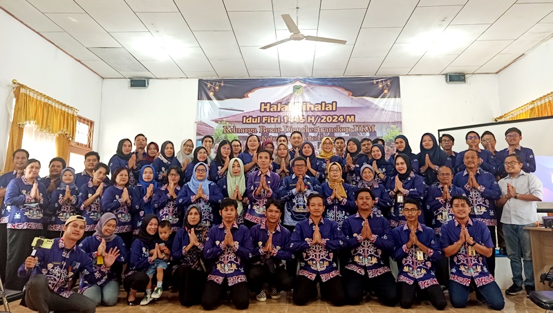 DISNAKERTRANSKOP UKM HALAL BI HALAL-Kepala Dinas Nakertranskop UKM Kabupaten Barito Utara, M Mastur bersama jajaran melaksanakan kegiatan halal bi halal di aula Dinas setempat, Jumat (19/4/2024).