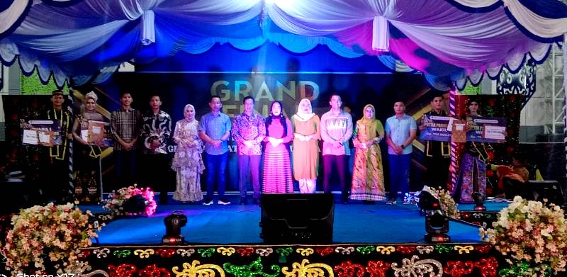 FOTO BERSAMA - Duta Pariwisata tahun 2024 foto bersama dengan Pj Bupati Barito Utara, Drs Muhlis, Wakil Ketua II DPRD Kalteng H Jimmy Carter, Pj Ketua TP PKK Barito Utara, Komisaris Utama Mitra Barito Grup (MBG).