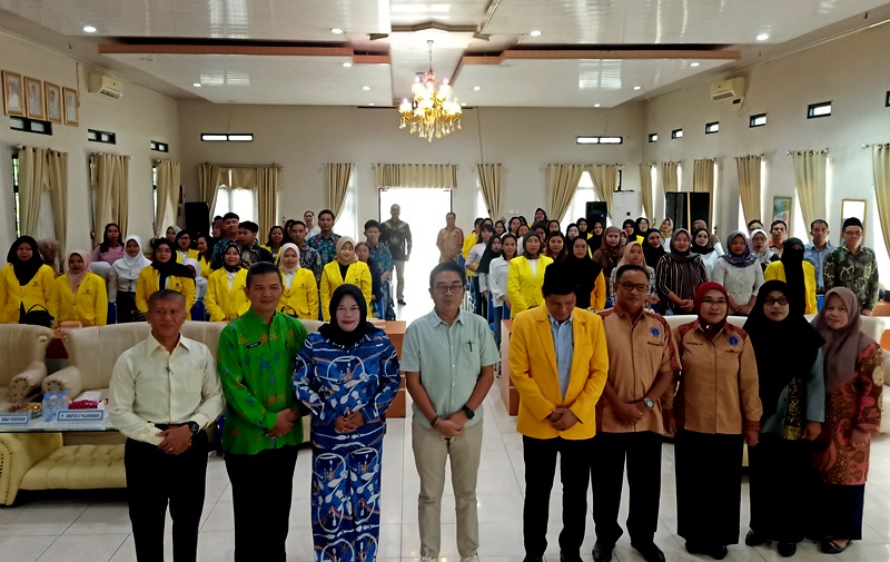 FOTO BERSAMA ASISTEN SEKDA-Direktur UT Palangka Raya Hariyadi, Ketua SALUT Iya Mulik Muara Teweh Hefmy Pelmyda, Sekretaris Dinas Pendidikan Sunarty, Kepsek SMPN 2 dan Kepsek SMAN 4 Muara Teweh foto bersama Asisten Sekda Bidang Pemerintahan dan Kesra Eveready Noor usai peresmian SALUT Iya Mulik Muara Teweh di Aula BappedaLitbang, Minggu (21/4/2024).