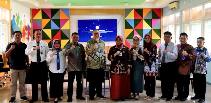 BERSAMA MENTOR PKN-Tiga pejabat Eselon II Pemkab Barito Utara foto bersama mentor, pelatih dan penguji usai mengikuti Seminar Rancangan Proyek Perubahan Peserta Pelatihan Kepemimpinan Nasional tingkat II Angkatan II Tahun 2024 di BPSDM Provinsi Jawa Timur, Senin (22/4/2024).