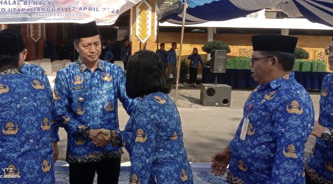 ASN HALAL BI HALAL BERSAMA PJ BUPATI-ASN lingkup Pemkab Barito Utara melaksanakan halal bi halal bersama Pj Bupati Muhlis usai apel gabungan di halaman kantor bupati, Rabu (17/4/2024).