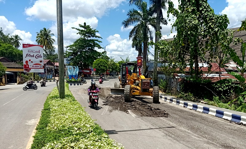 PENANGANAN JALAN NASIONAL-Balai Kementerian PUPR Ditjen Bina Marga BPJN Provinsi Kalimantan Tengah melakukank penanganan dan perbaikan jalan nasional disekitar Simpang tiga Bundaran Dermaga Muara Teweh, Kamis (4/4/2024).