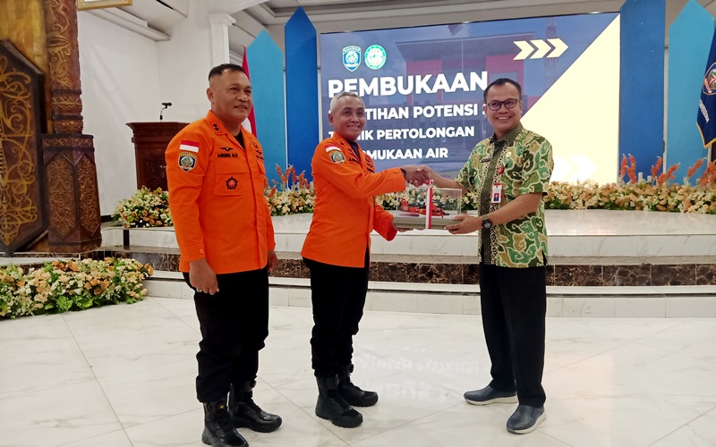 CINDERAMATA-Saat Staf Ahli Bupati Bidang Pembangunan, Ekonomi dan Keuangan Hery Jhon Setiawan menyerahkan cinderamata kepada Kepala Pusat Pelatihan SDM BASARNAS, Anggit Mulyo Satoto didampingi Kepala Kepala Basarnas Palangkaraya Anak Agung Ketut Alit Supartana.