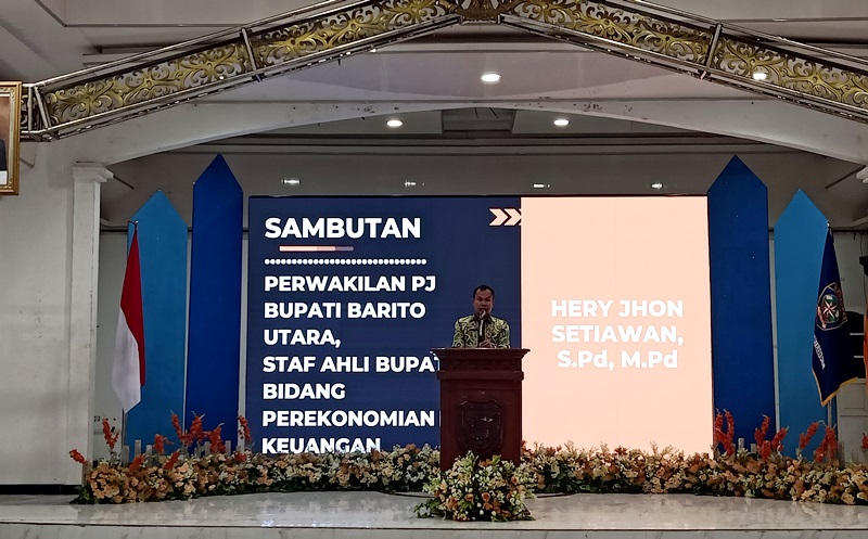 SAMPAIKAN SAMBUTAN-Staf Ahli Bupati Bidang Pembangunan, Ekonomi dan Keuangan Hery Jhon Setiawan sampaikan sambutan tertulis Pj Bupati Drs Muhlis pada pembukaan pelatihan teknis teknik pertolongan di permukaan air di Muara Teweh, di gedung Balai Antang, Kamis (2/5/2024).
