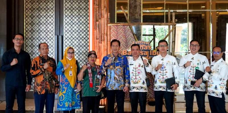 PJ BUPATI TERIMA PENGHARGAAN-Pj Bupati Barito Utara Drs Muhlis usai menerima penghargaan dari Mendikbudristek RI, foto bersama dengan Kadis Pendidikan, Kadis Budparpora, Kadis Kominfosandi, Kamis (2/5/2024).