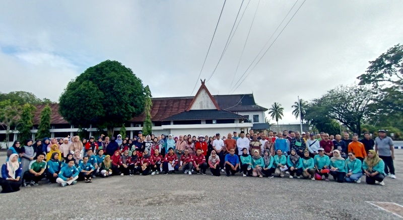 FOTO BERSAMA-Sebelum keberangkatan, para calon jamaah haji Barito Utara terlebih dahulu foto bersama di Arena Tiara Batara Muara Teweh, Sabtu (4/5/2024).